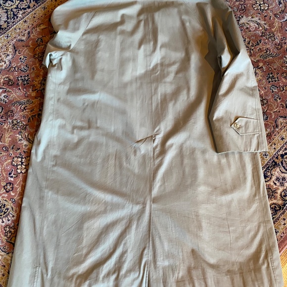 Classic Burberrys London Trench Coat - Picture 13 of 16
